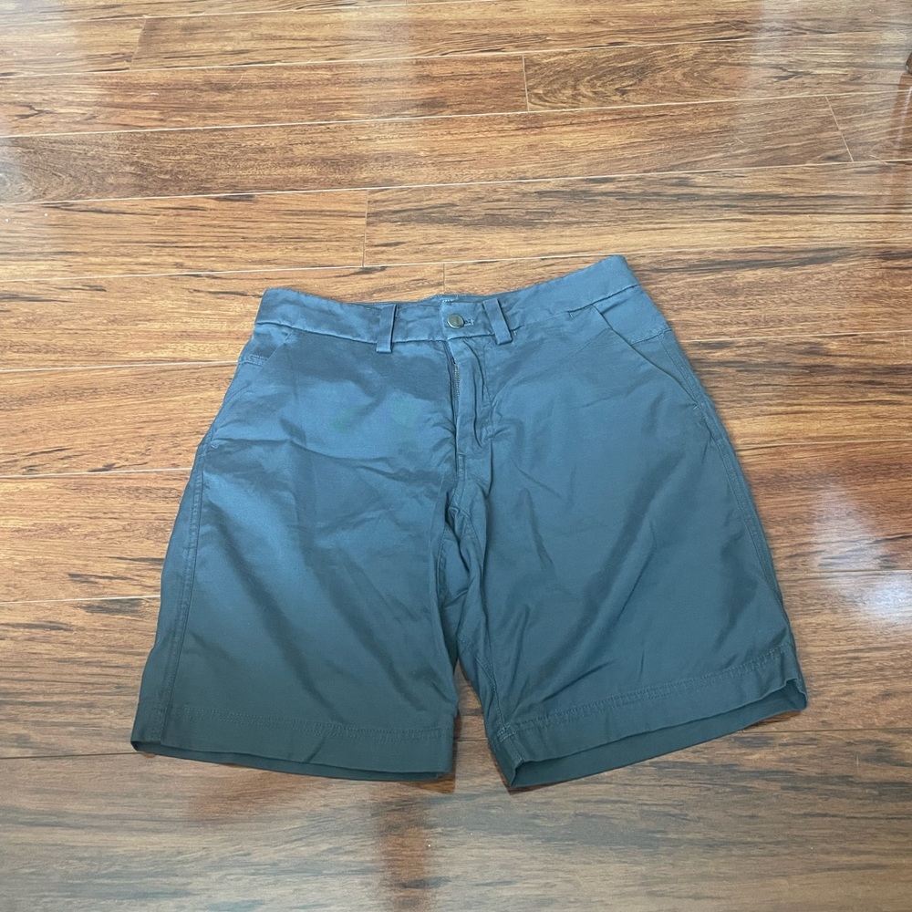 Lululemon mens gray khaki style shorts. Size 28